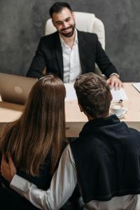 Reunion professionnel bancaire avec jeune couple acquéreur immobilier